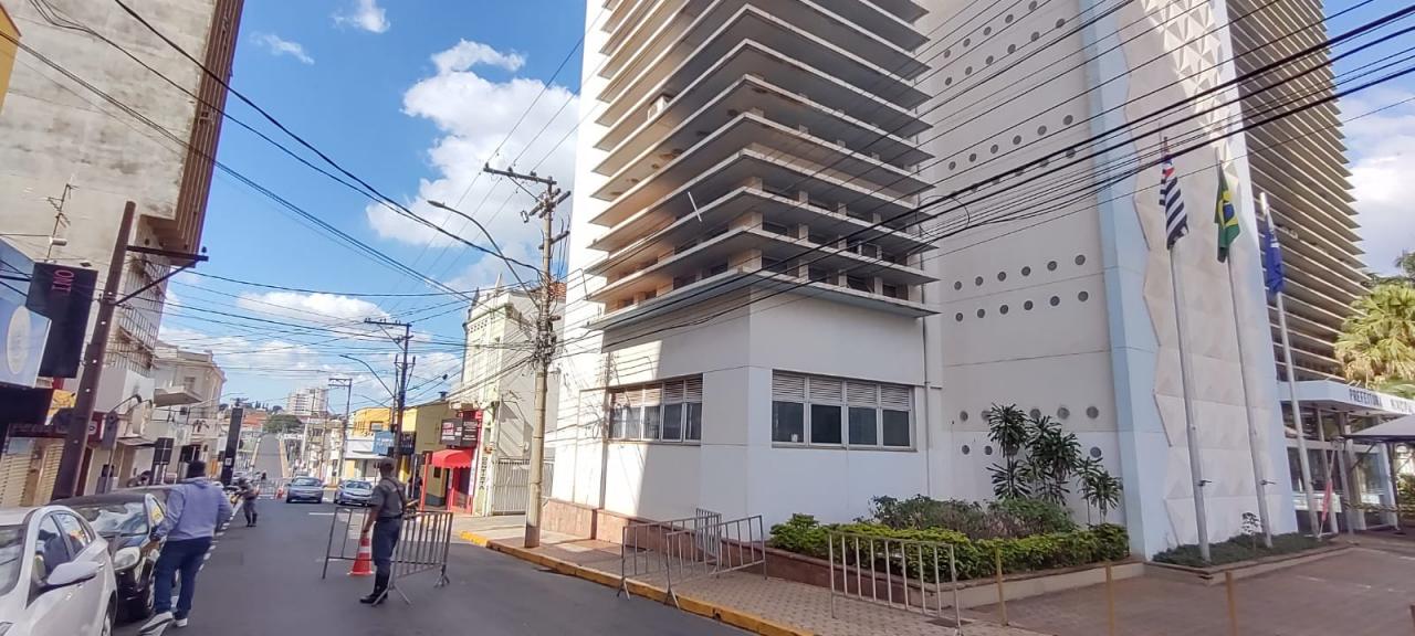 Foto 11 de 16 — Com protesto marcado, rua no entorno da prefeitura é fechada em Araraquara